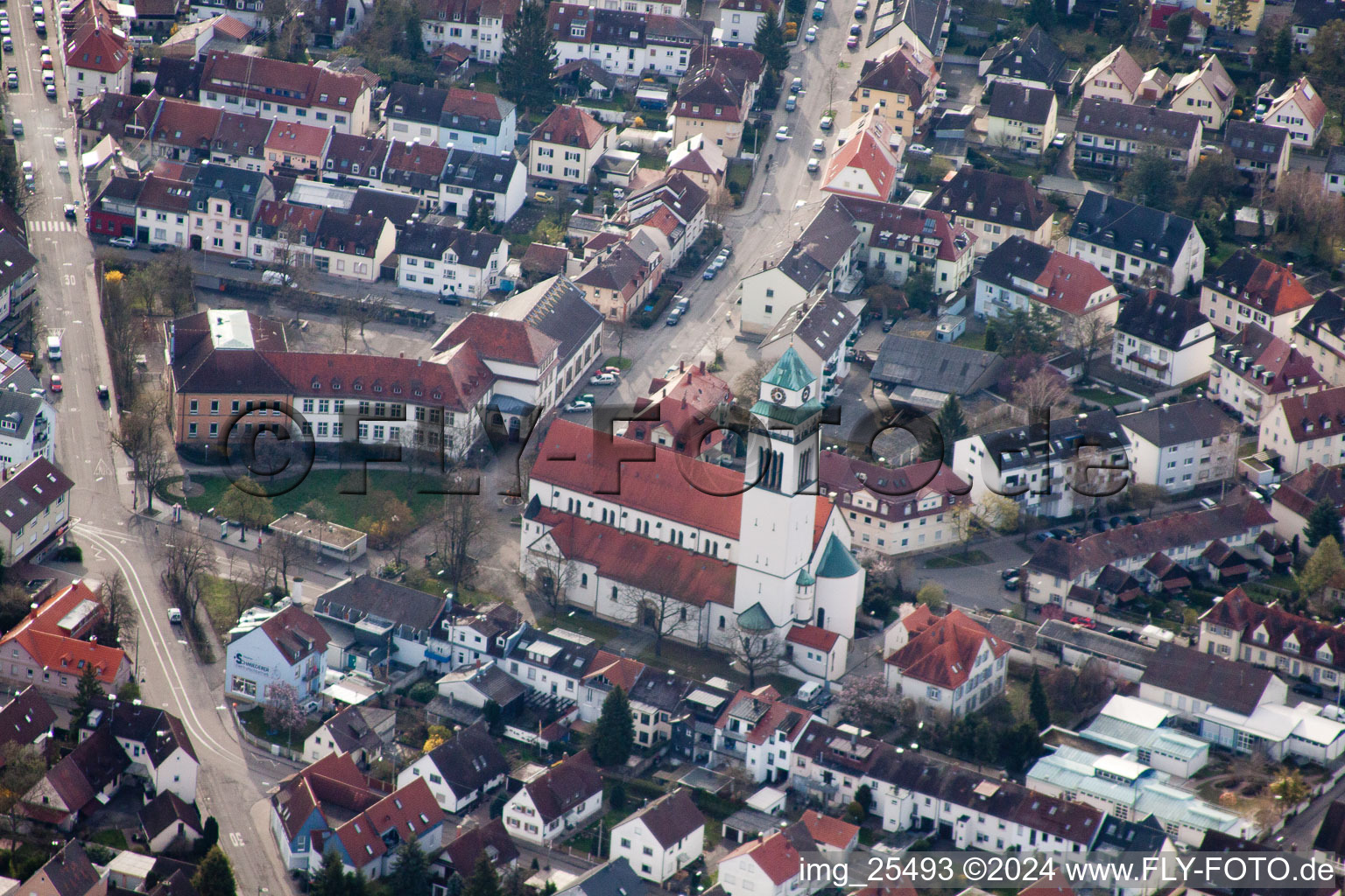 Vue oblique de Église du Saint-Esprit à le quartier Daxlanden in Karlsruhe dans le département Bade-Wurtemberg, Allemagne