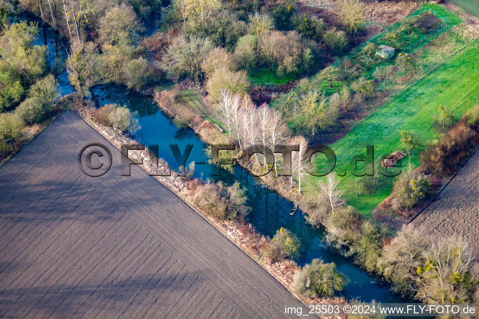 Vue aérienne de Fossé de réservoir à le quartier Neuburgweier in Rheinstetten dans le département Bade-Wurtemberg, Allemagne