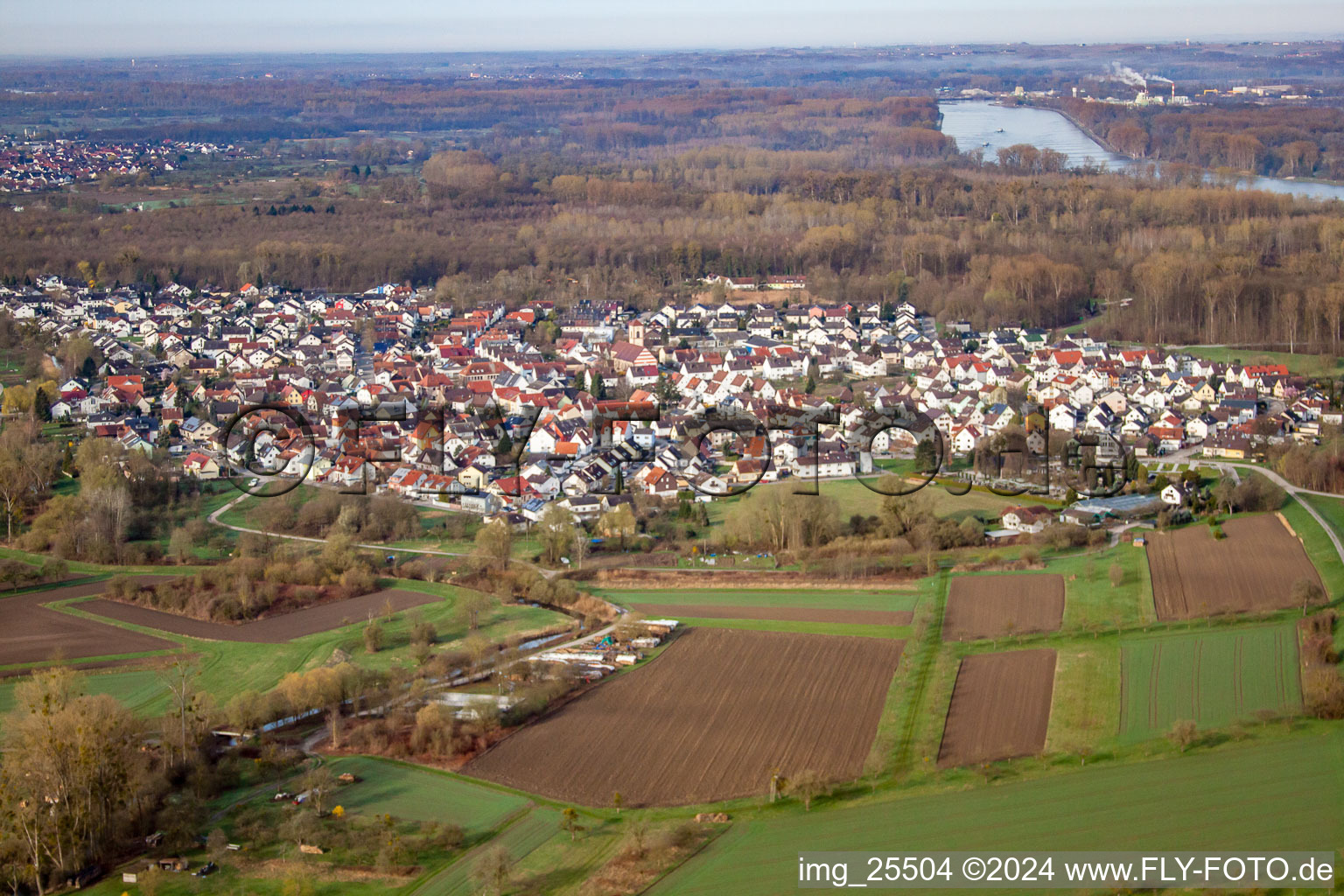 Vue aérienne de Du nord-est à le quartier Neuburgweier in Rheinstetten dans le département Bade-Wurtemberg, Allemagne