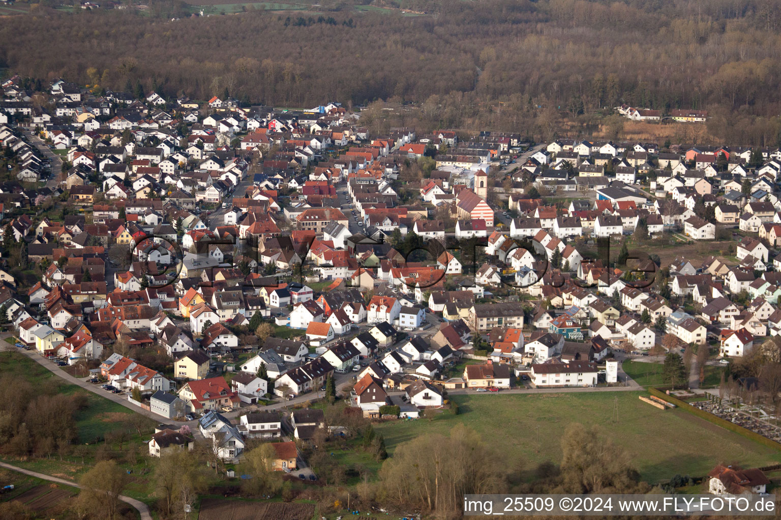 Vue aérienne de Vue sur le village à le quartier Neuburgweier in Rheinstetten dans le département Bade-Wurtemberg, Allemagne