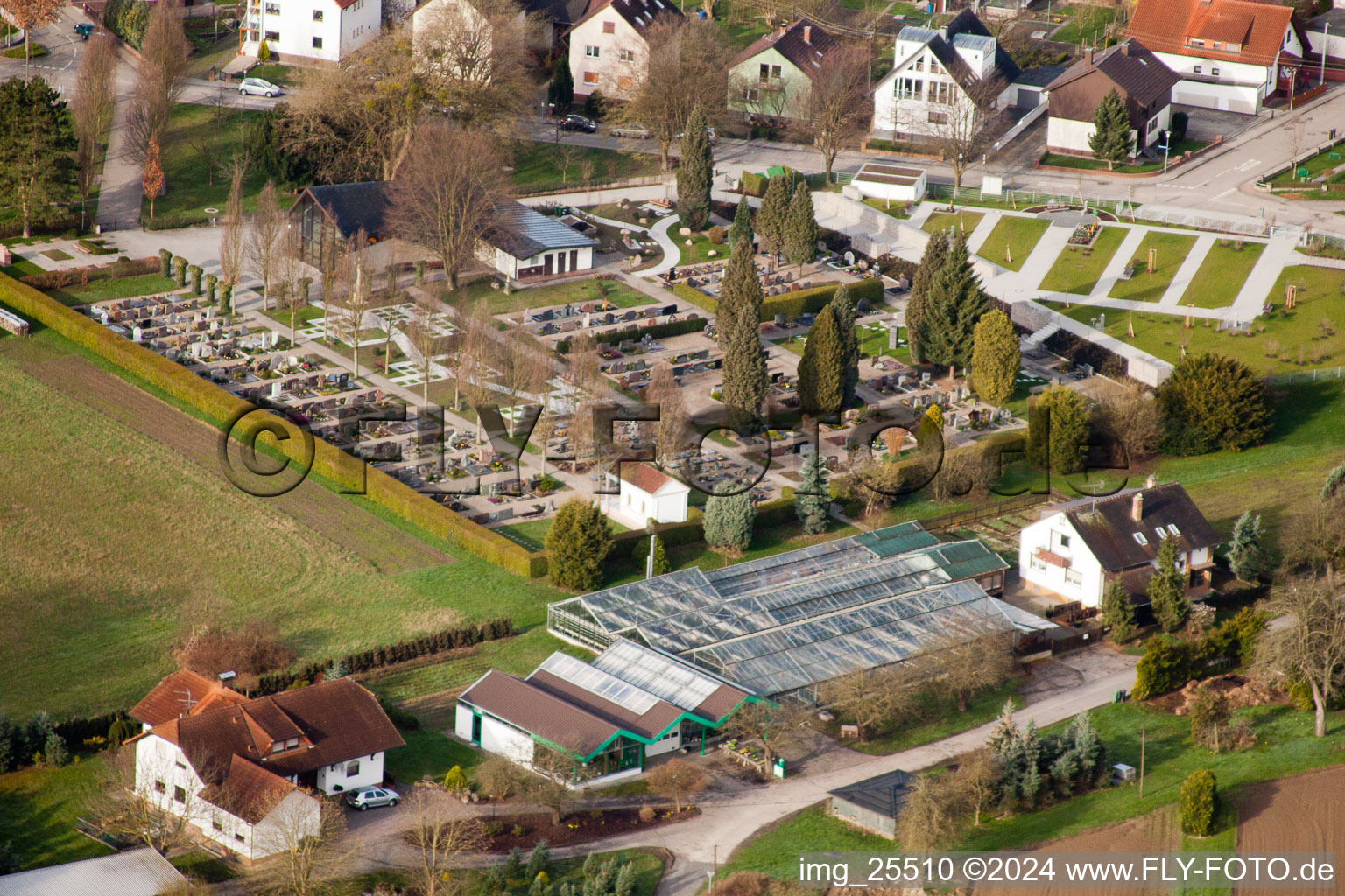 Vue aérienne de Cimetière à le quartier Neuburgweier in Rheinstetten dans le département Bade-Wurtemberg, Allemagne