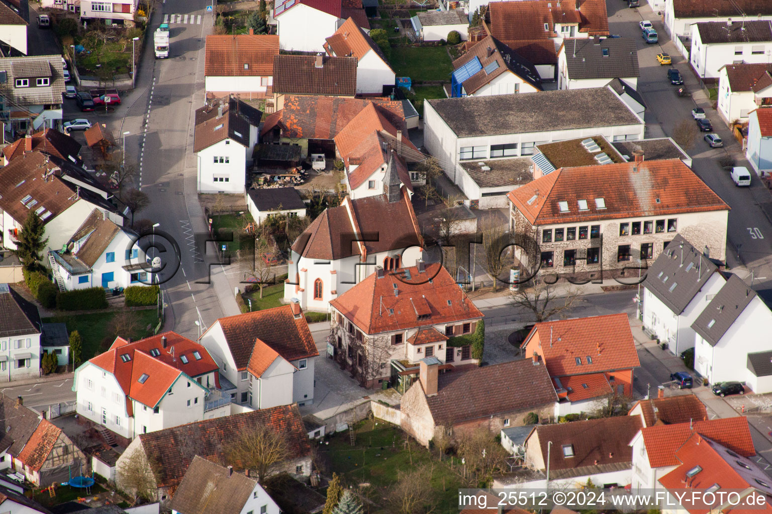 Vue aérienne de Chapelle Sainte-Ursule à le quartier Neuburgweier in Rheinstetten dans le département Bade-Wurtemberg, Allemagne