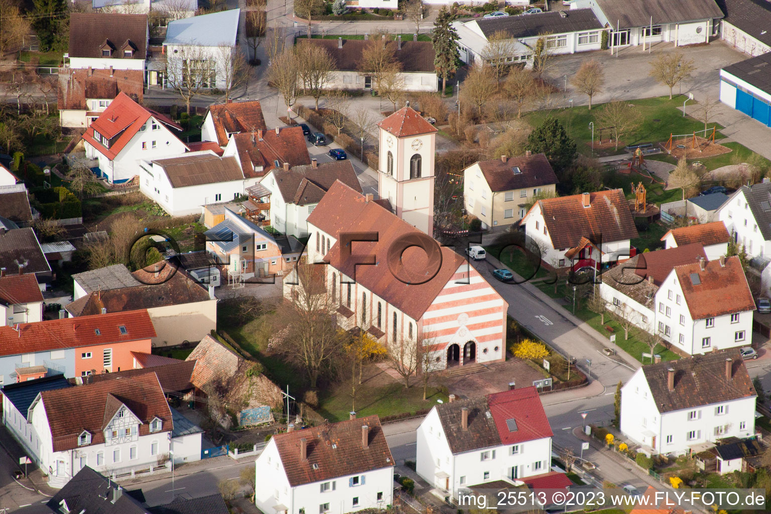 Vue aérienne de Église Sainte-Ursule à le quartier Neuburgweier in Rheinstetten dans le département Bade-Wurtemberg, Allemagne