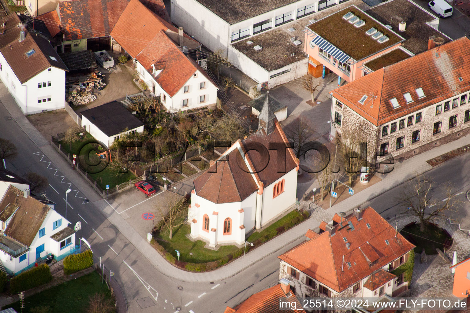 Vue aérienne de Chapelle Sainte-Ursule à le quartier Neuburgweier in Rheinstetten dans le département Bade-Wurtemberg, Allemagne