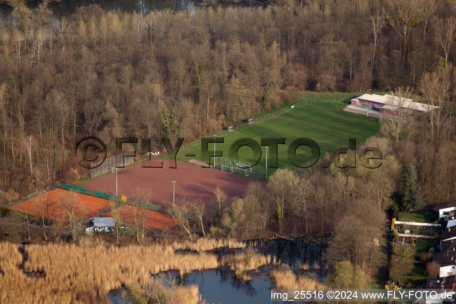 Vue aérienne de Terrain de football et installations de tennis à le quartier Neuburgweier in Rheinstetten dans le département Bade-Wurtemberg, Allemagne