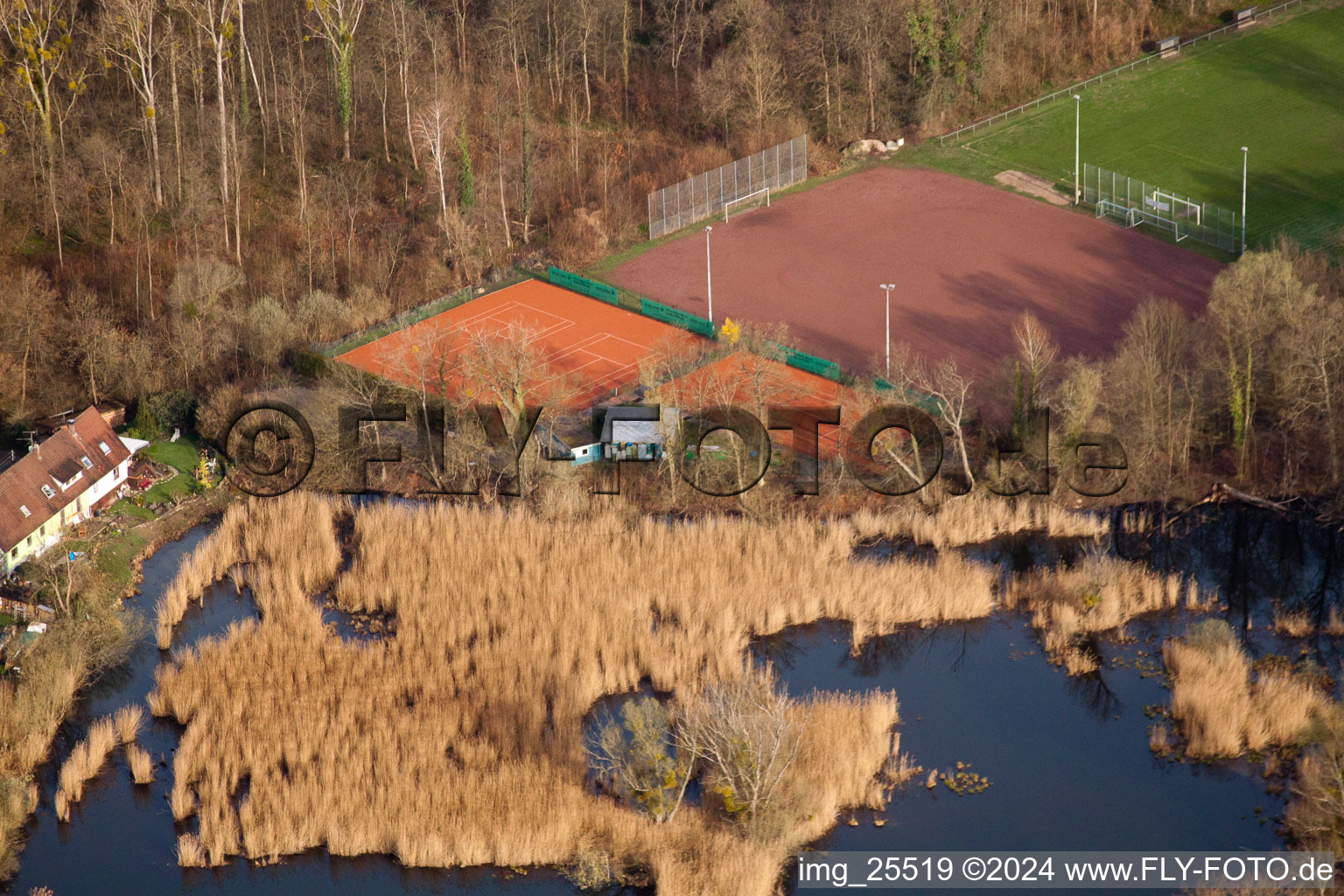 Vue aérienne de Terrain de football et installations de tennis à le quartier Neuburgweier in Rheinstetten dans le département Bade-Wurtemberg, Allemagne