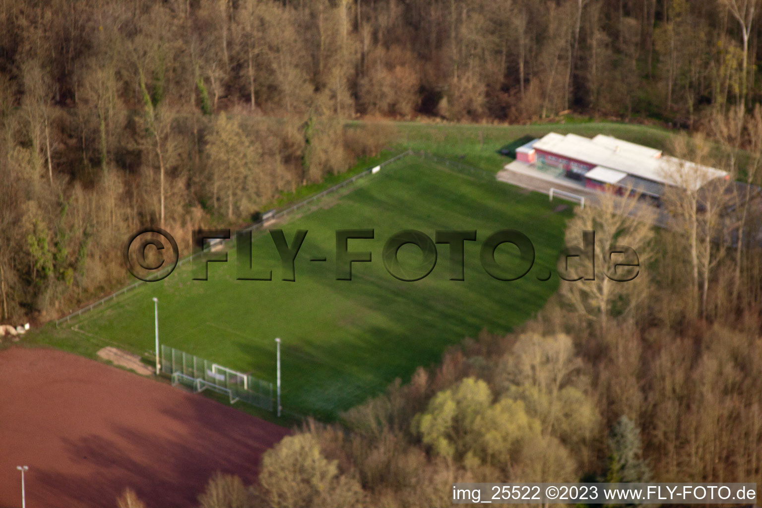 Photographie aérienne de Terrain de football et installations de tennis à le quartier Neuburgweier in Rheinstetten dans le département Bade-Wurtemberg, Allemagne
