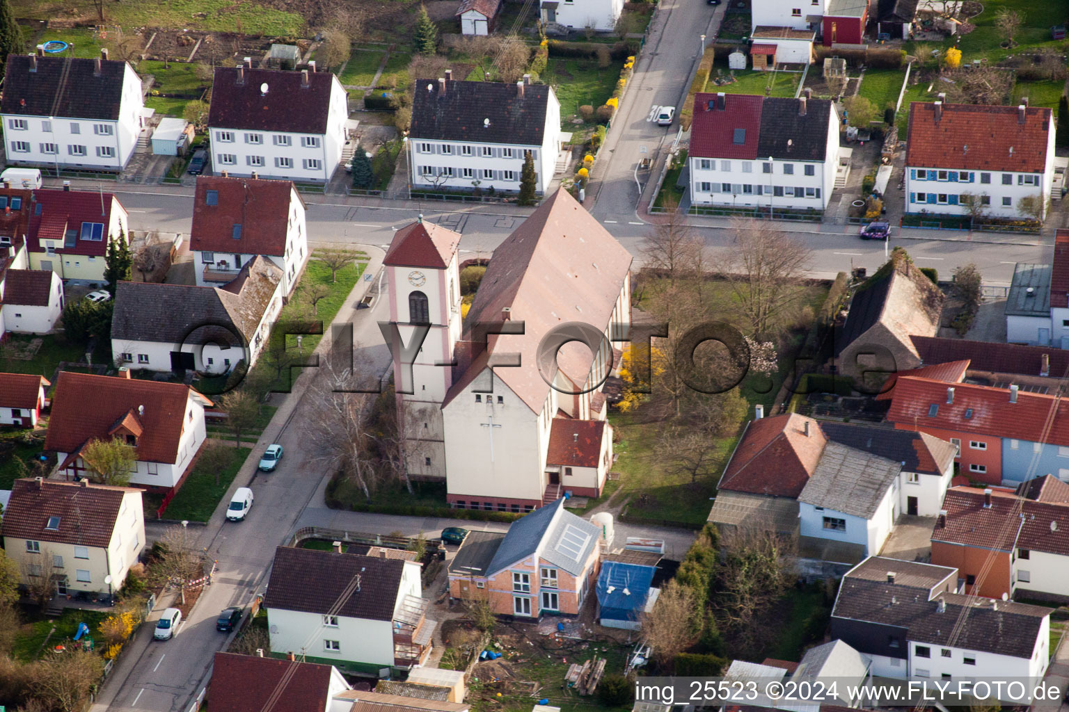 Vue aérienne de Église Sainte-Ursule vue du sud-ouest à le quartier Neuburgweier in Rheinstetten dans le département Bade-Wurtemberg, Allemagne