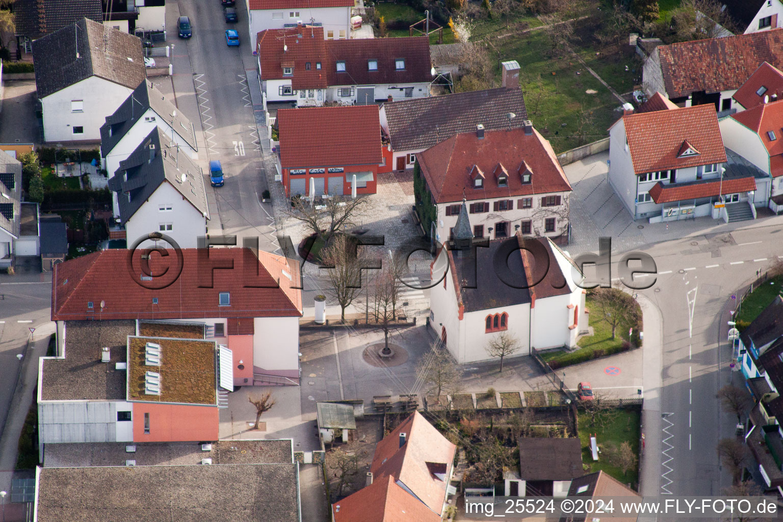 Vue aérienne de Chapelle Sainte-Ursule vue du sud-ouest à le quartier Neuburgweier in Rheinstetten dans le département Bade-Wurtemberg, Allemagne