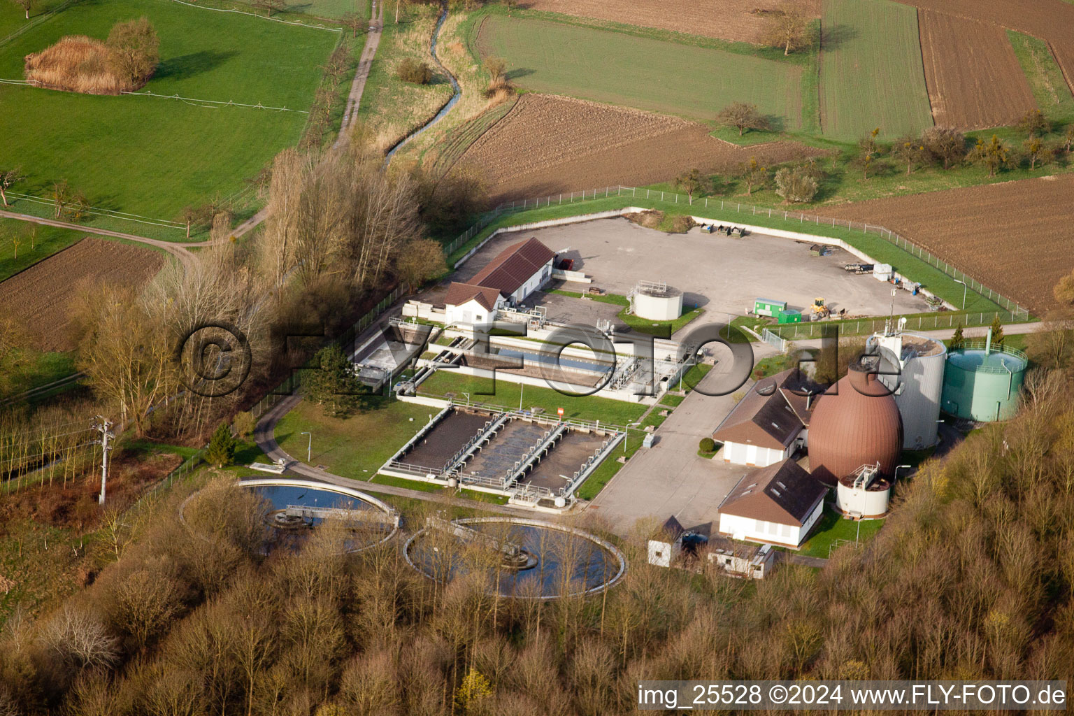 Vue aérienne de Station d'épuration de Durmersheim à Au am Rhein dans le département Bade-Wurtemberg, Allemagne