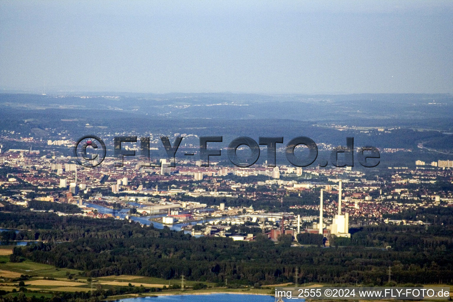 Vue aérienne de De l'ouest à le quartier Knielingen in Karlsruhe dans le département Bade-Wurtemberg, Allemagne