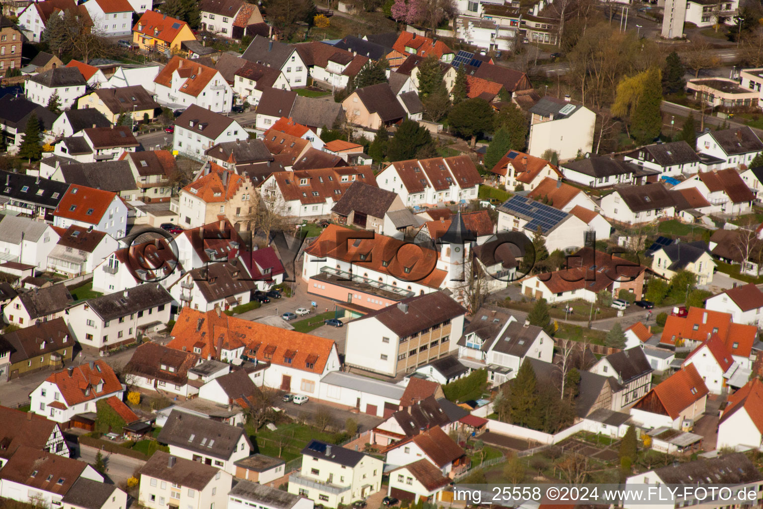 Vue aérienne de Pfarrstr à le quartier Illingen in Elchesheim-Illingen dans le département Bade-Wurtemberg, Allemagne