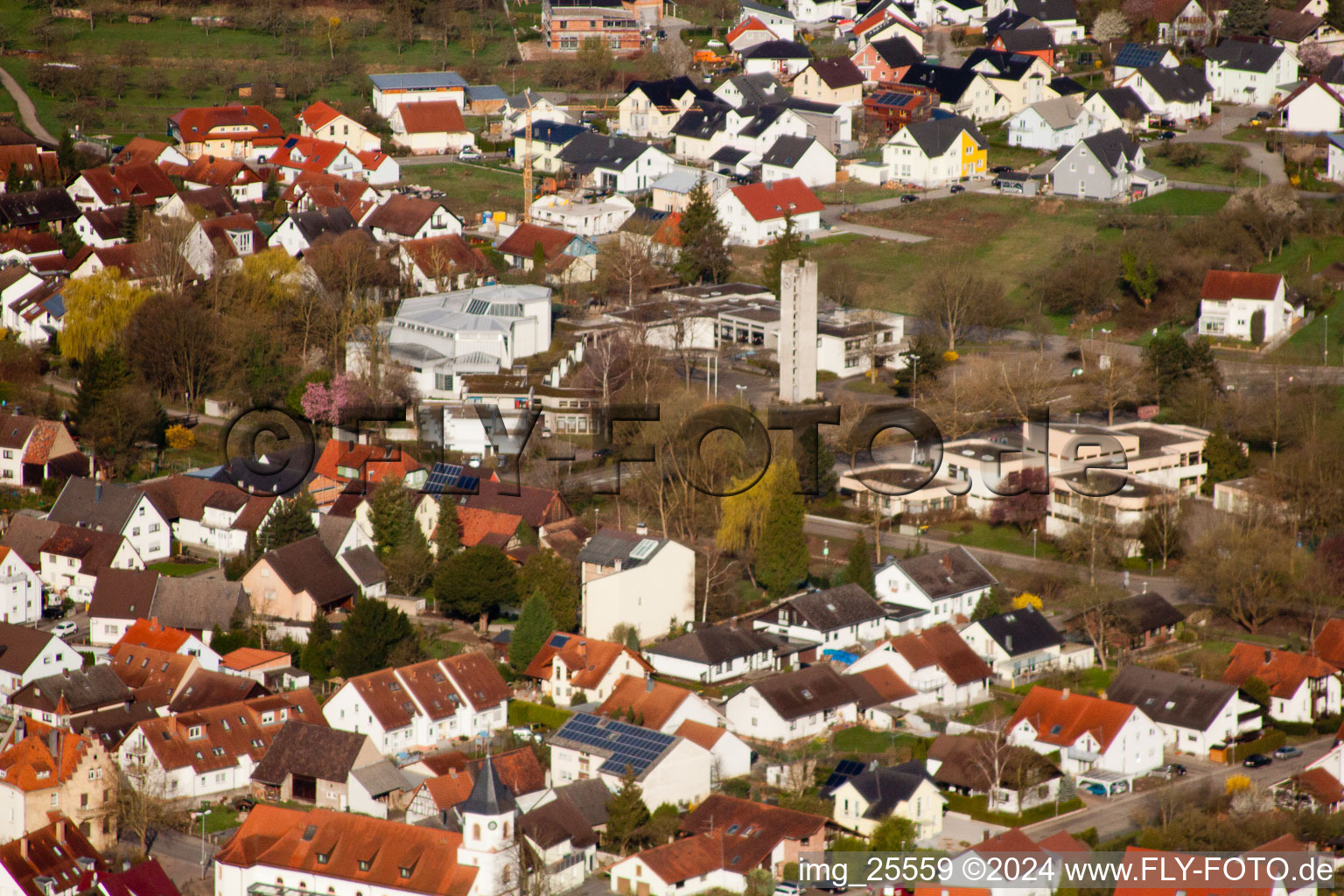 Vue aérienne de Église du Saint-Esprit à le quartier Illingen in Elchesheim-Illingen dans le département Bade-Wurtemberg, Allemagne