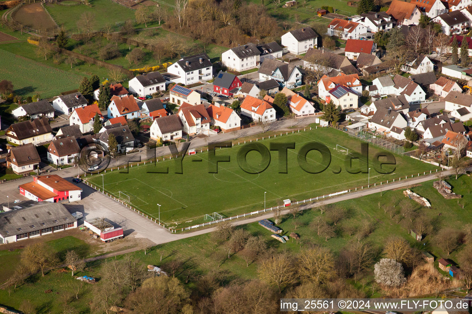 Vue aérienne de Terrain de sport à le quartier Illingen in Elchesheim-Illingen dans le département Bade-Wurtemberg, Allemagne