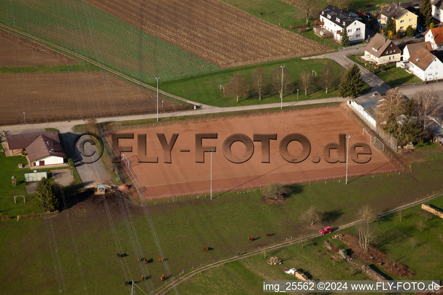 Vue aérienne de Terrain dur à le quartier Illingen in Elchesheim-Illingen dans le département Bade-Wurtemberg, Allemagne