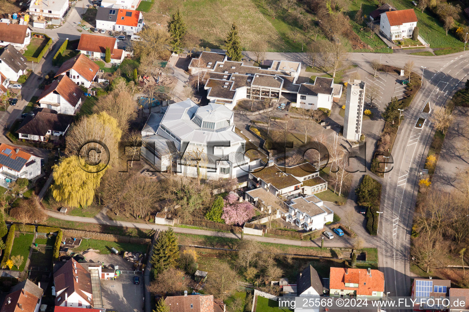 Vue aérienne de Clocher de l'église et toit de la tour sur le bâtiment de l'église à le quartier Illingen in Elchesheim-Illingen dans le département Bade-Wurtemberg, Allemagne