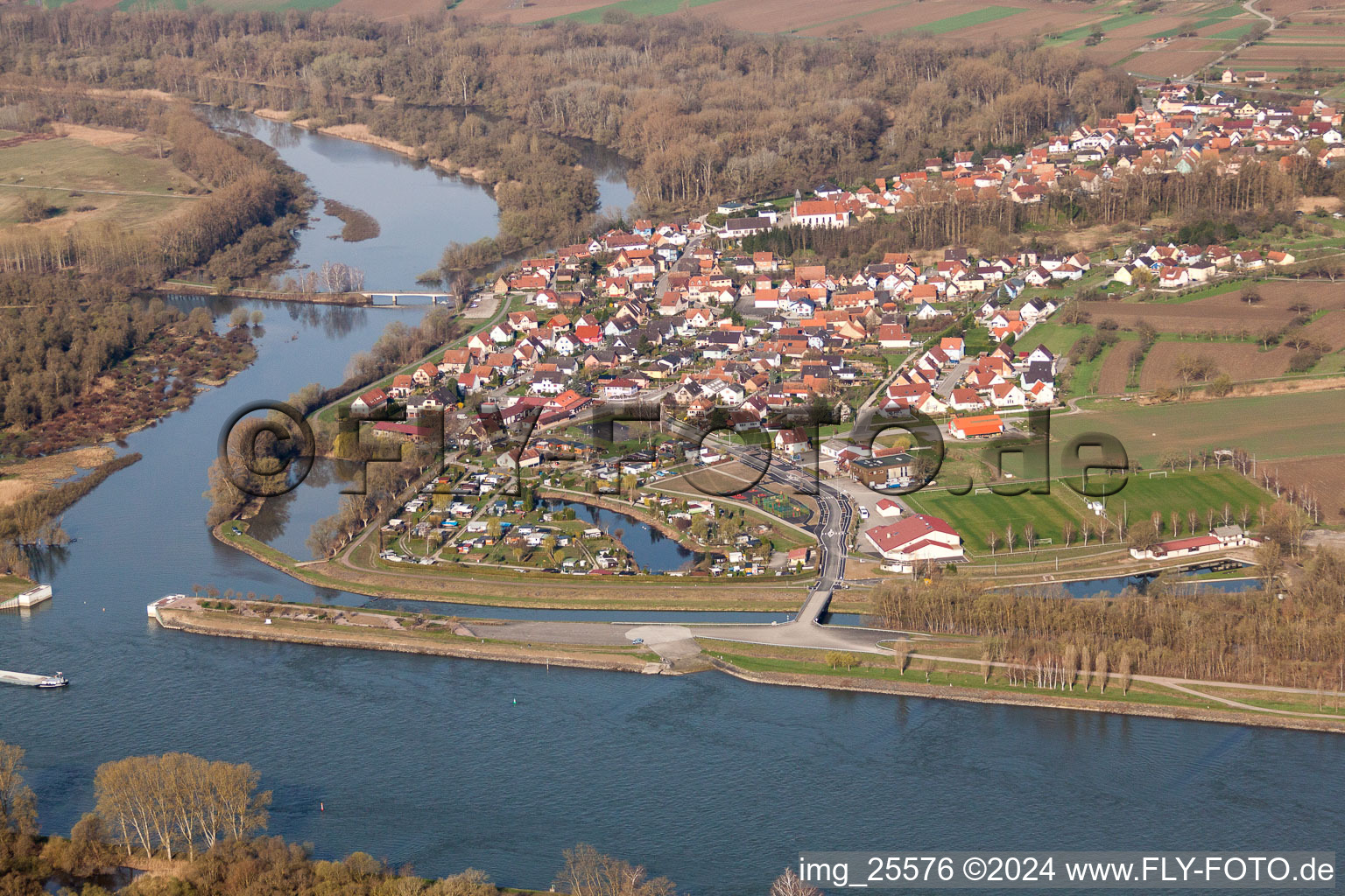 Vue aérienne de Zones riveraines le long de l'embouchure de la Sauer à Munchhausen dans le département Bas Rhin, France