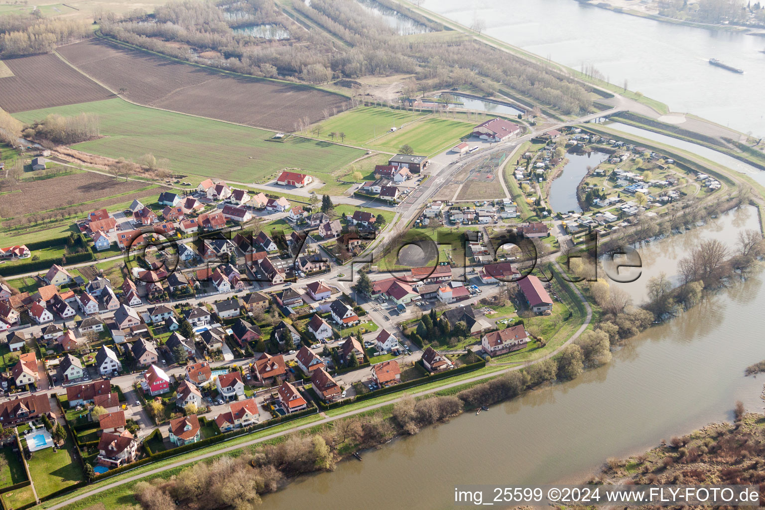 Vue oblique de Zones riveraines le long de l'embouchure de la Sauer à Munchhausen dans le département Bas Rhin, France