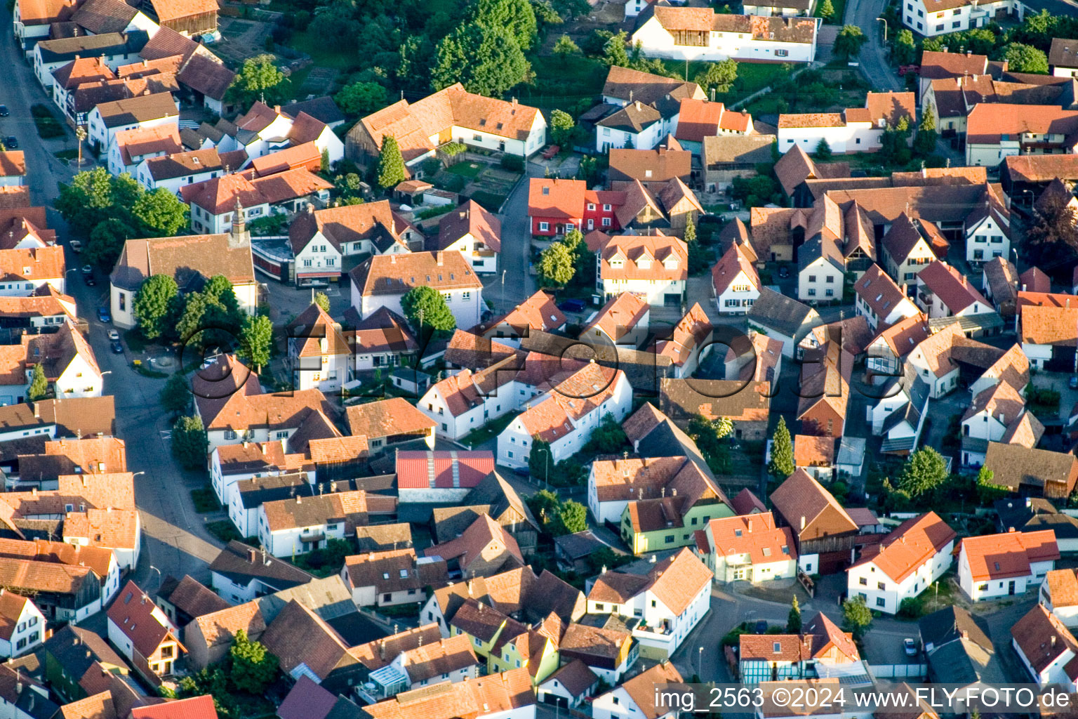 Vue aérienne de Bâtiment d'église au centre du village à le quartier Büchelberg in Wörth am Rhein dans le département Rhénanie-Palatinat, Allemagne