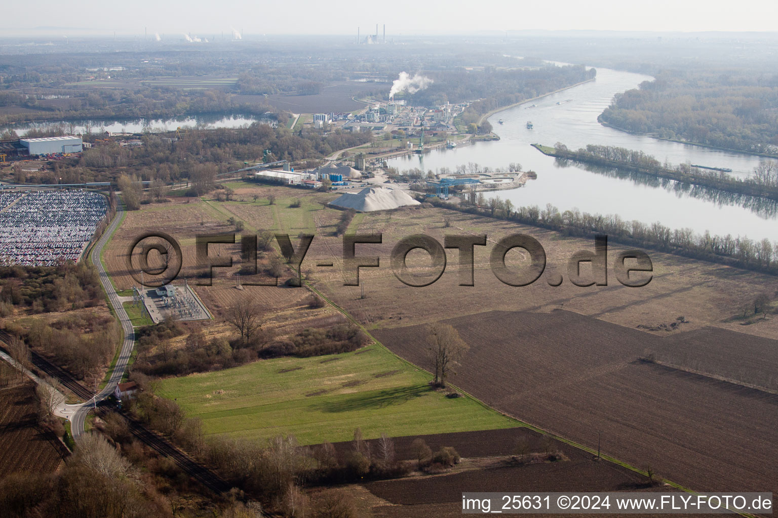 Vue aérienne de Port à Lauterbourg dans le département Bas Rhin, France