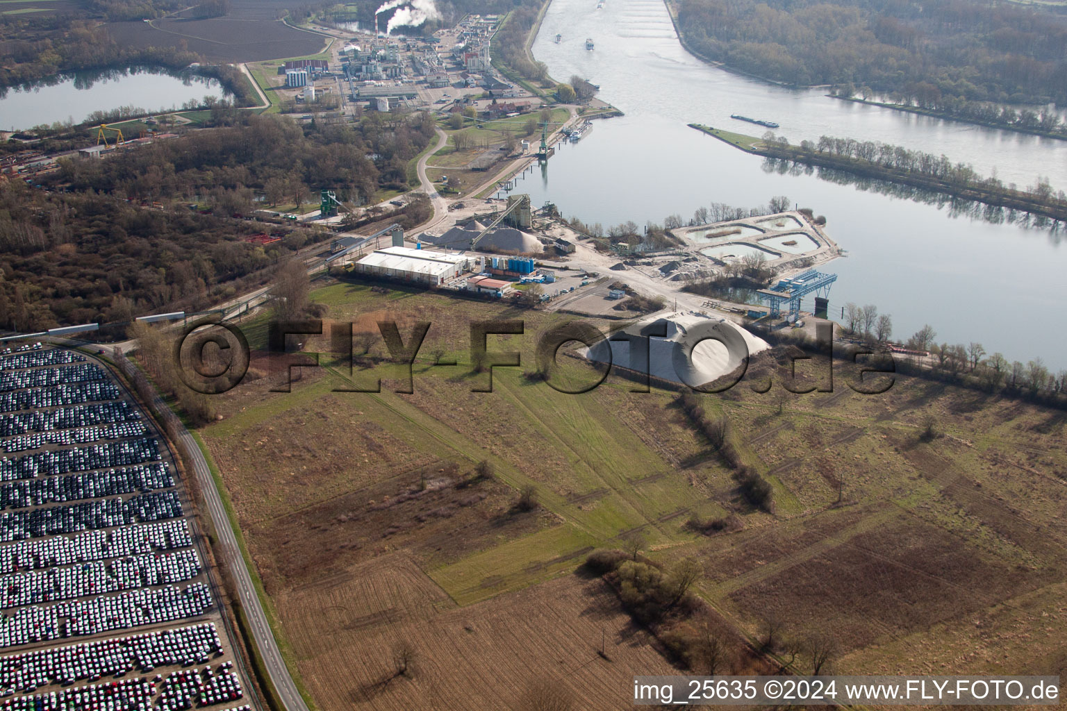 Port à Lauterbourg dans le département Bas Rhin, France d'en haut