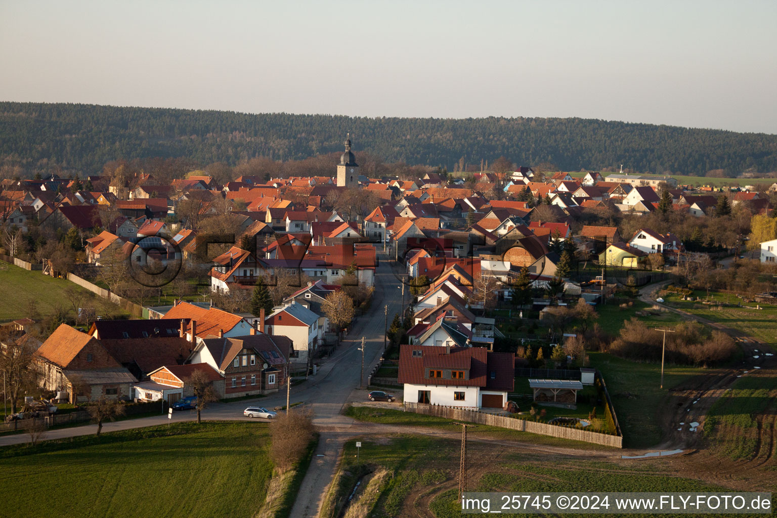 Vue aérienne de Vue sur le village à Gossel dans le département Thuringe, Allemagne