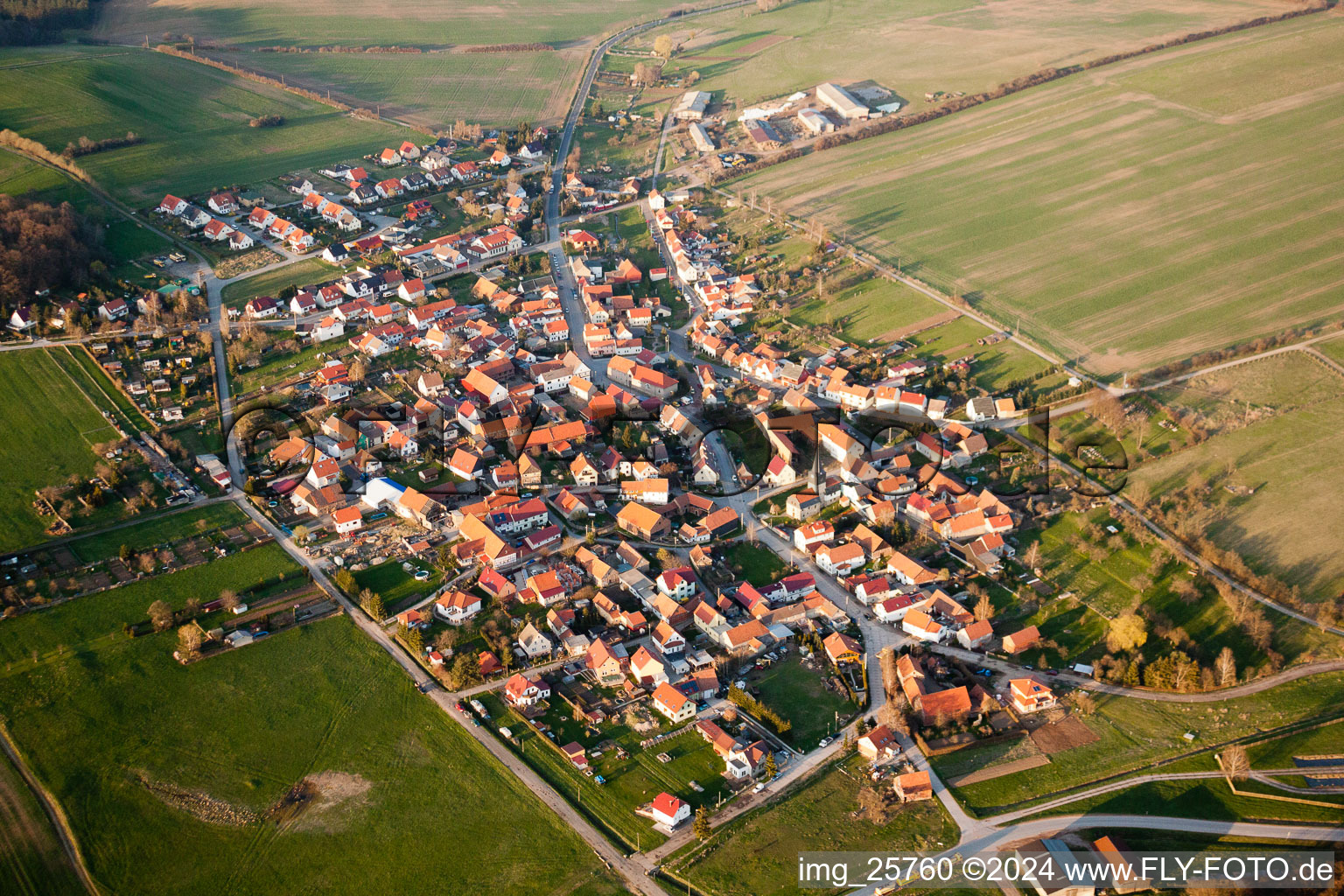 Vue aérienne de Bittstädt à Wachsenburggemeinde dans le département Thuringe, Allemagne