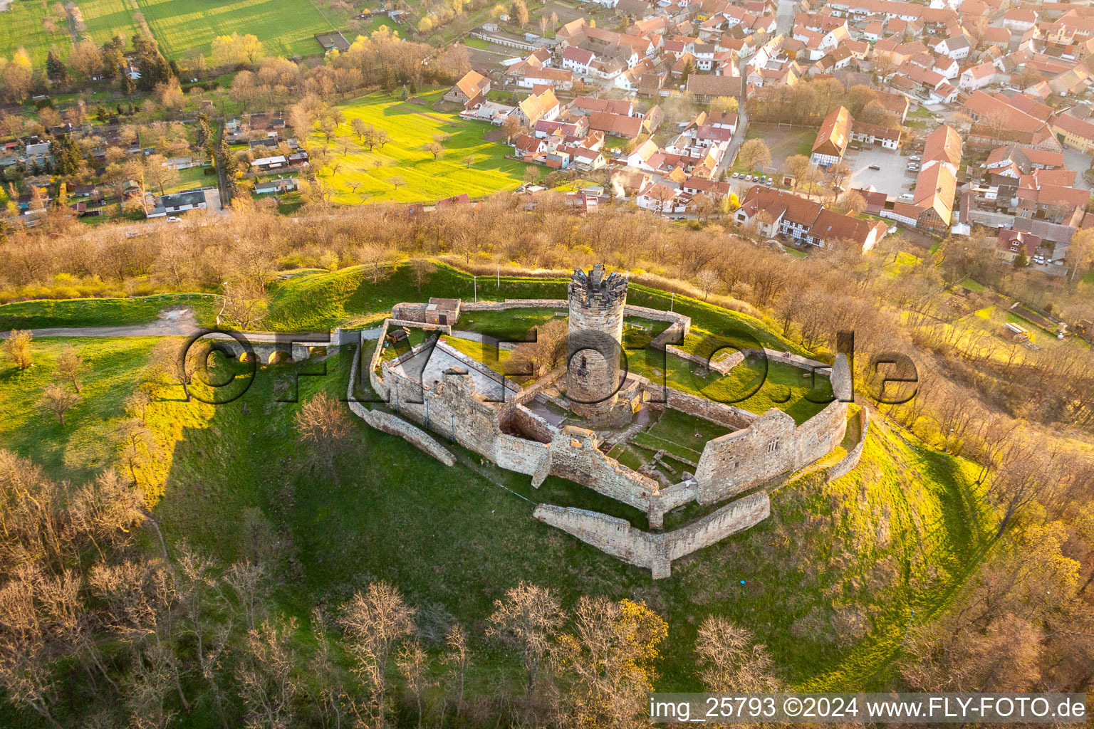 Ruines et vestiges des murs de l'ancien complexe du château et forteresse de Mühlburg dans le quartier Mühlberg à Drei Gleichen à Mühlberg dans le département Thuringe, Allemagne hors des airs