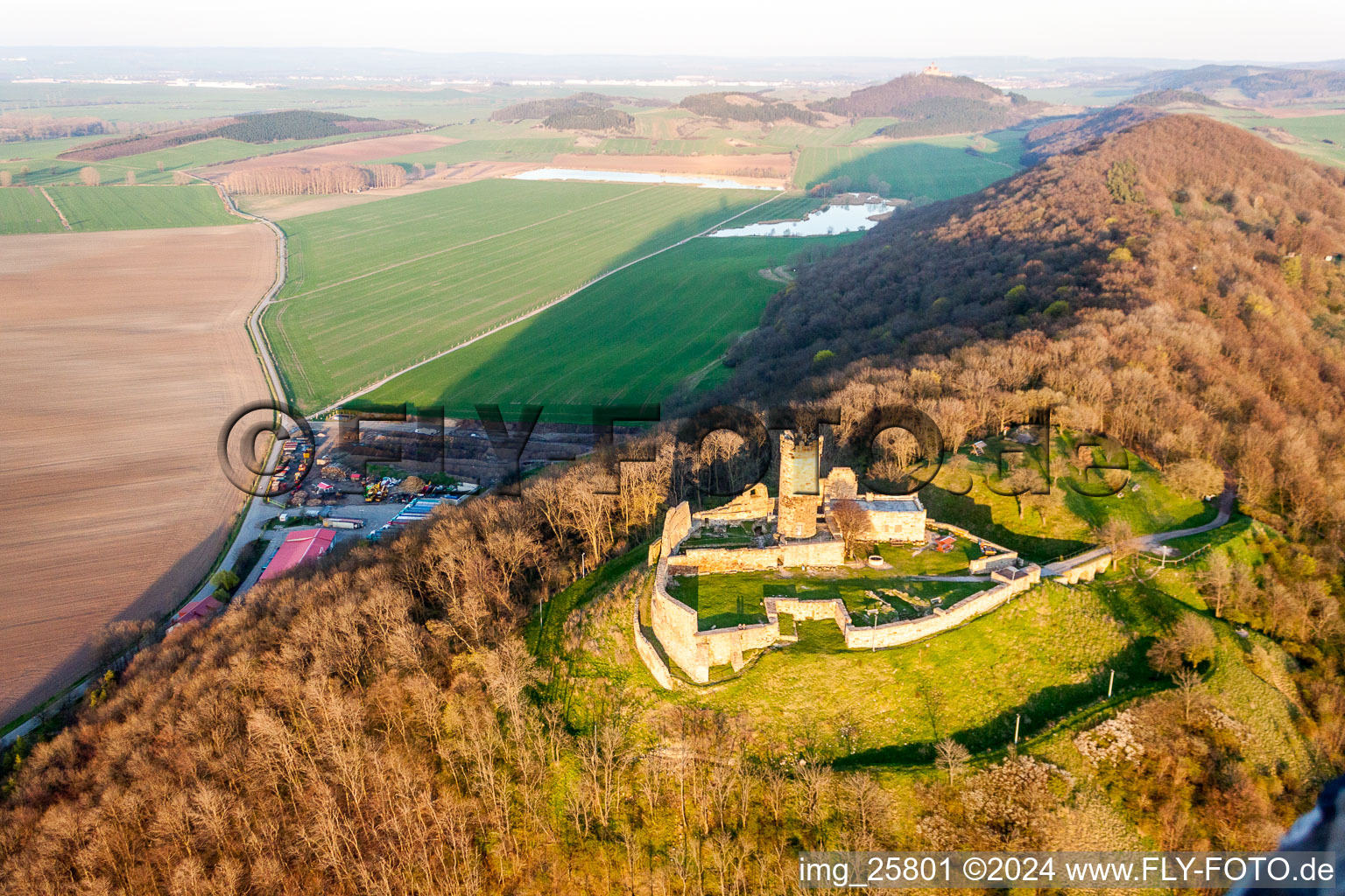 Ruines et vestiges des murs de l'ancien complexe du château et forteresse de Mühlburg dans le quartier Mühlberg à Drei Gleichen à Mühlberg dans le département Thuringe, Allemagne vue d'en haut