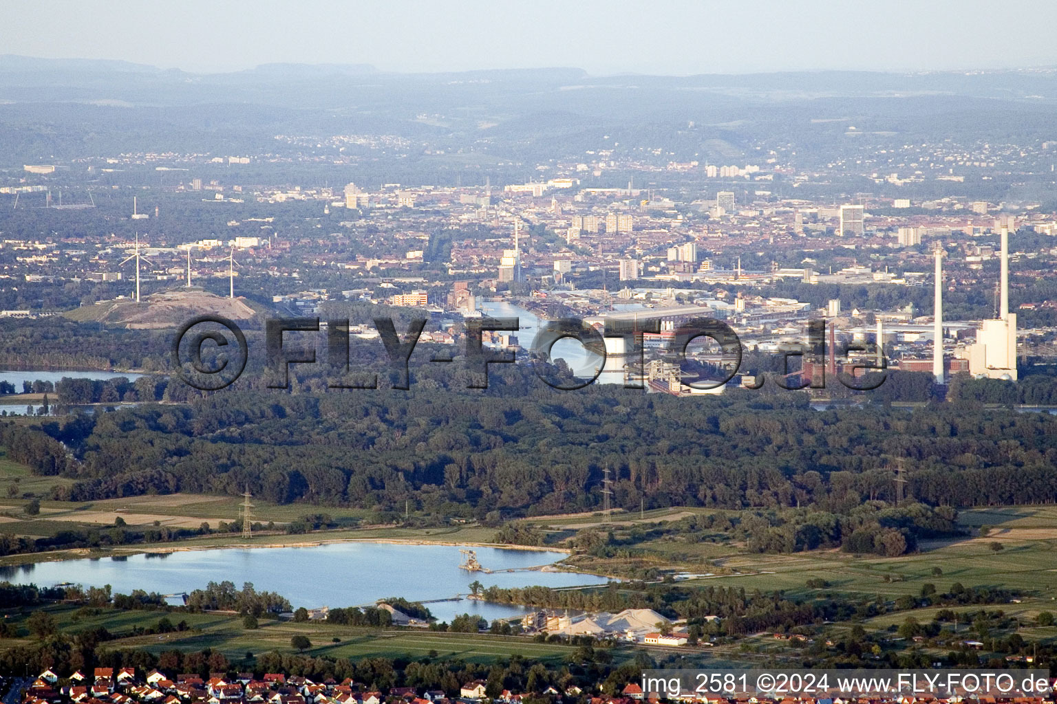 Vue aérienne de De l'ouest à le quartier Rheinhafen in Karlsruhe dans le département Bade-Wurtemberg, Allemagne