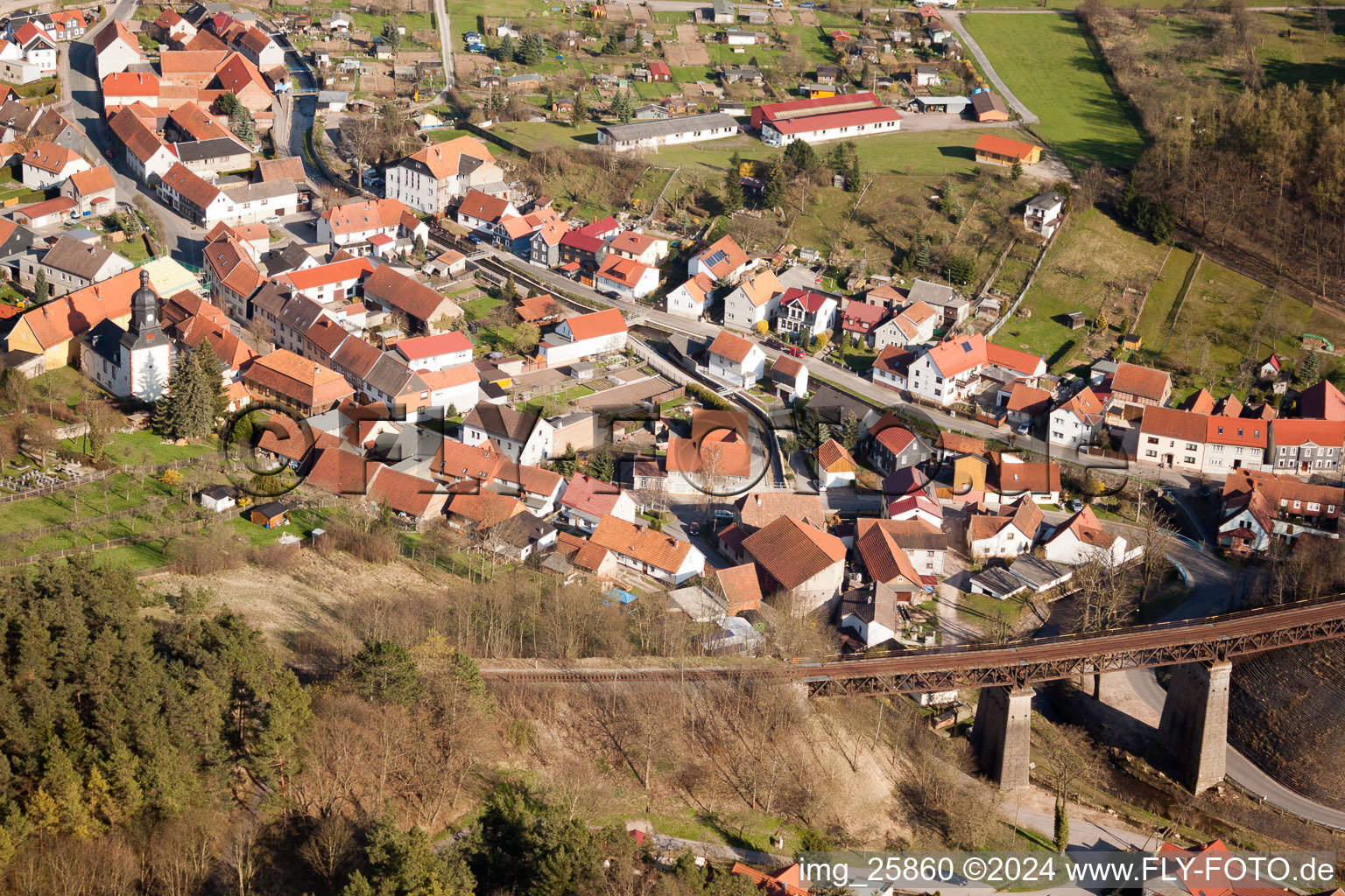 Vue aérienne de Vue locale des rues et maisons de Angelroda à le quartier Angelroda in Martinroda dans le département Thuringe, Allemagne