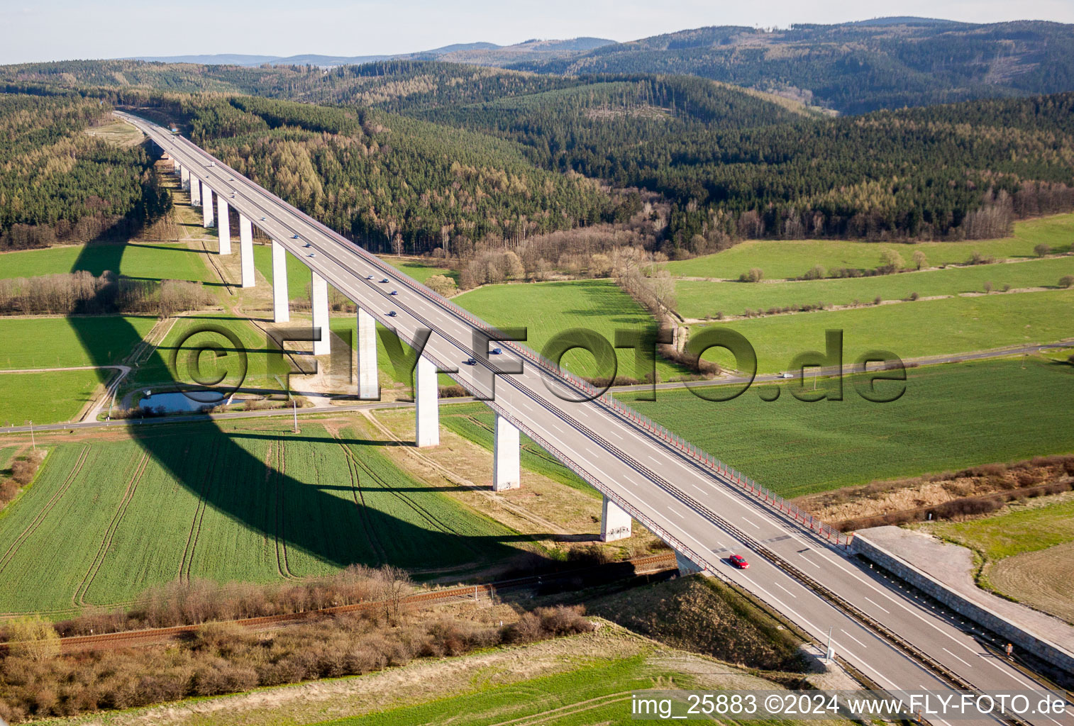 Vue aérienne de Tracé et voies le long du pont autoroutier BAB A71 au-dessus de la vallée du Reichenbach à Martinroda dans le département Thuringe, Allemagne