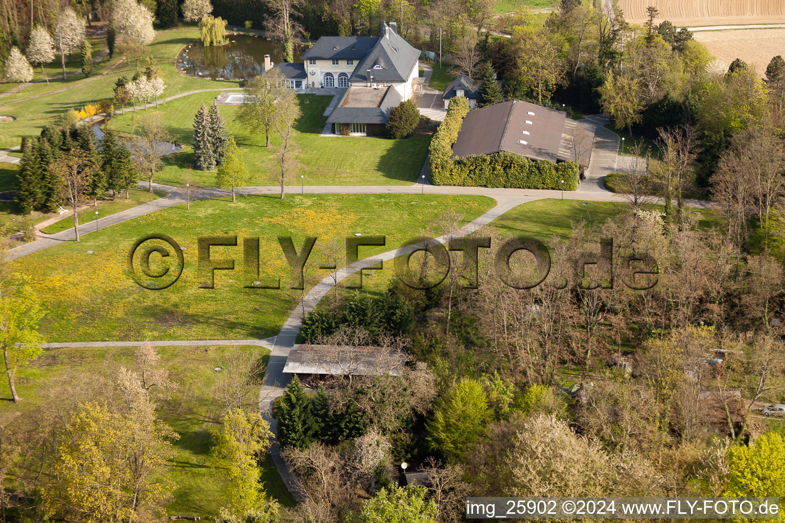 Vue aérienne de Ancienne villa de forgeron à le quartier Durlach in Karlsruhe dans le département Bade-Wurtemberg, Allemagne