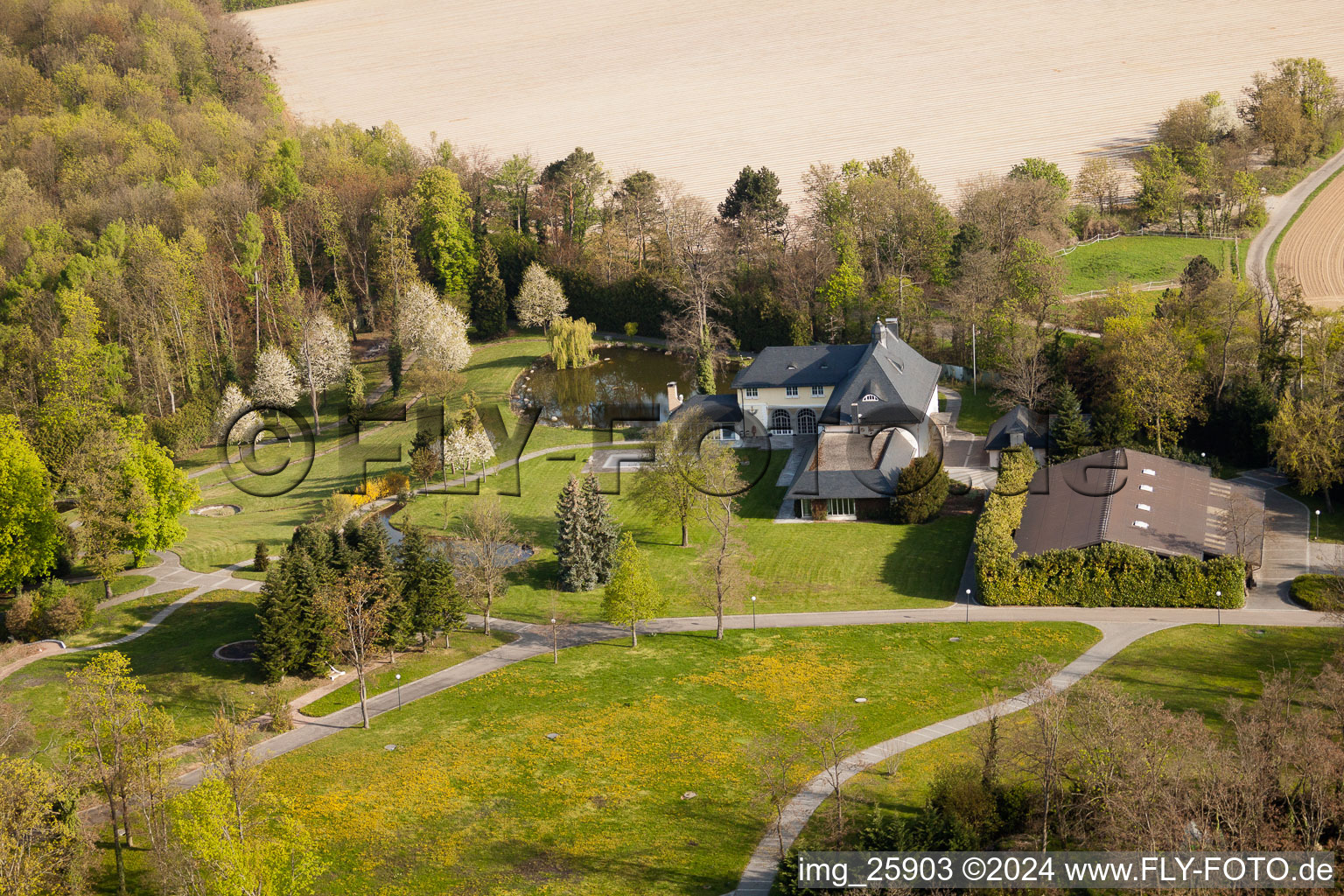 Vue aérienne de Ancienne villa de forgeron à le quartier Durlach in Karlsruhe dans le département Bade-Wurtemberg, Allemagne