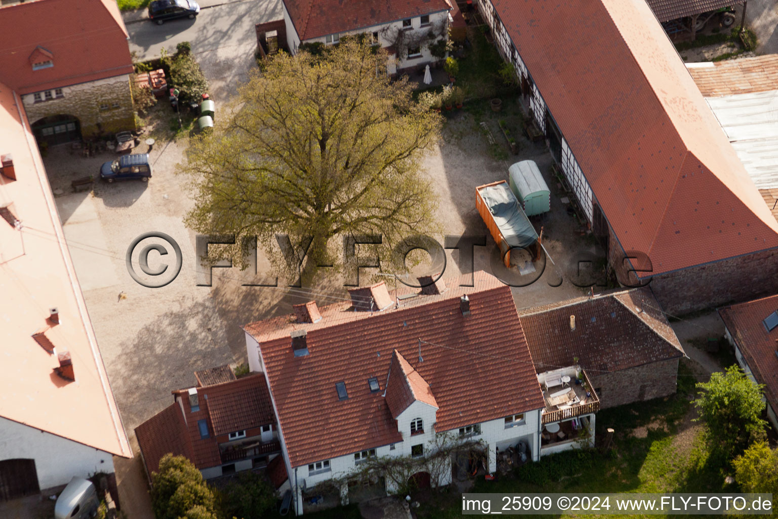 Enregistrement par drone de Rittnerthof à le quartier Durlach in Karlsruhe dans le département Bade-Wurtemberg, Allemagne