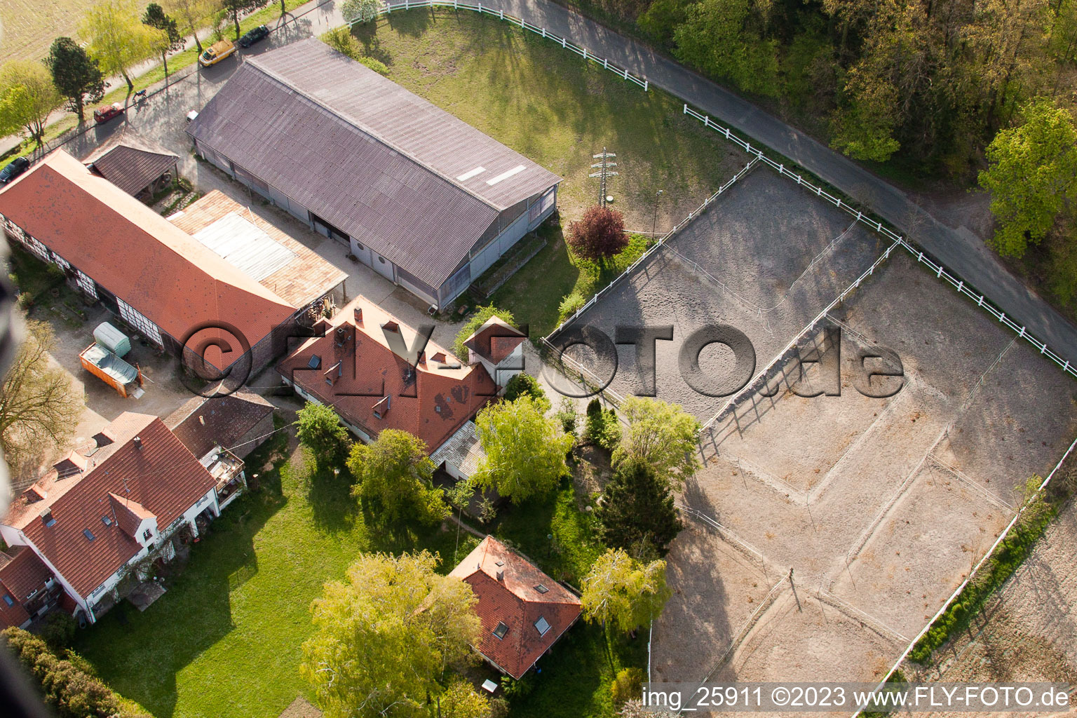 Rittnerthof à le quartier Durlach in Karlsruhe dans le département Bade-Wurtemberg, Allemagne du point de vue du drone