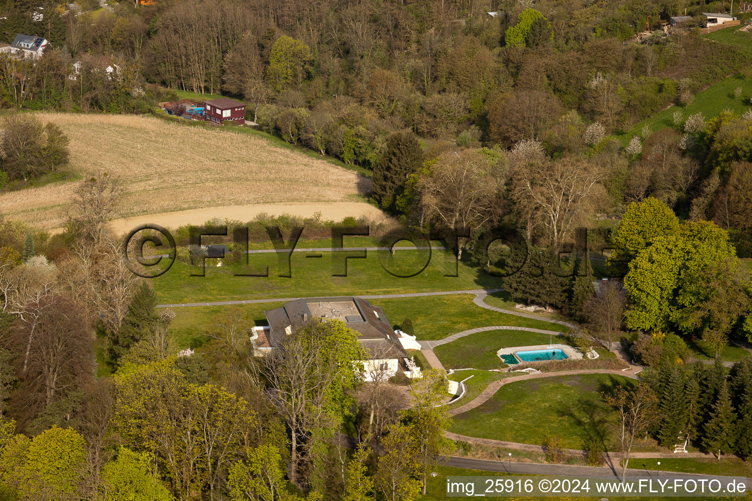 Vue oblique de Ancienne villa de forgeron à le quartier Durlach in Karlsruhe dans le département Bade-Wurtemberg, Allemagne