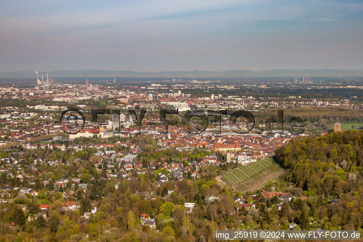 Vue aérienne de De l'est à le quartier Durlach in Karlsruhe dans le département Bade-Wurtemberg, Allemagne