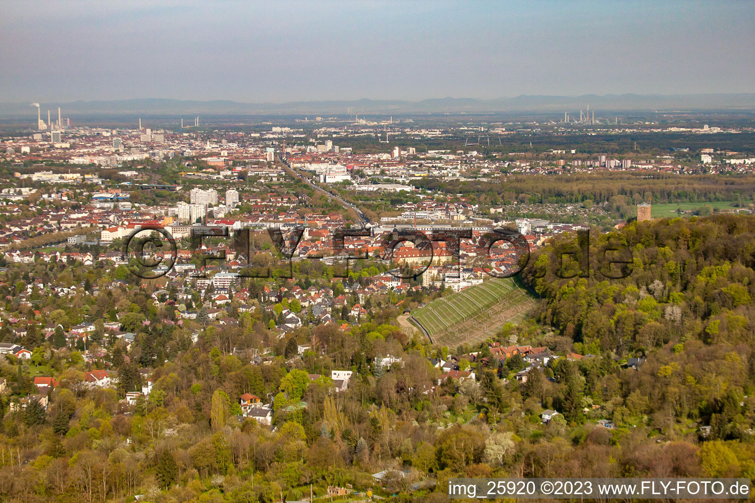 Vue aérienne de De l'est à le quartier Durlach in Karlsruhe dans le département Bade-Wurtemberg, Allemagne