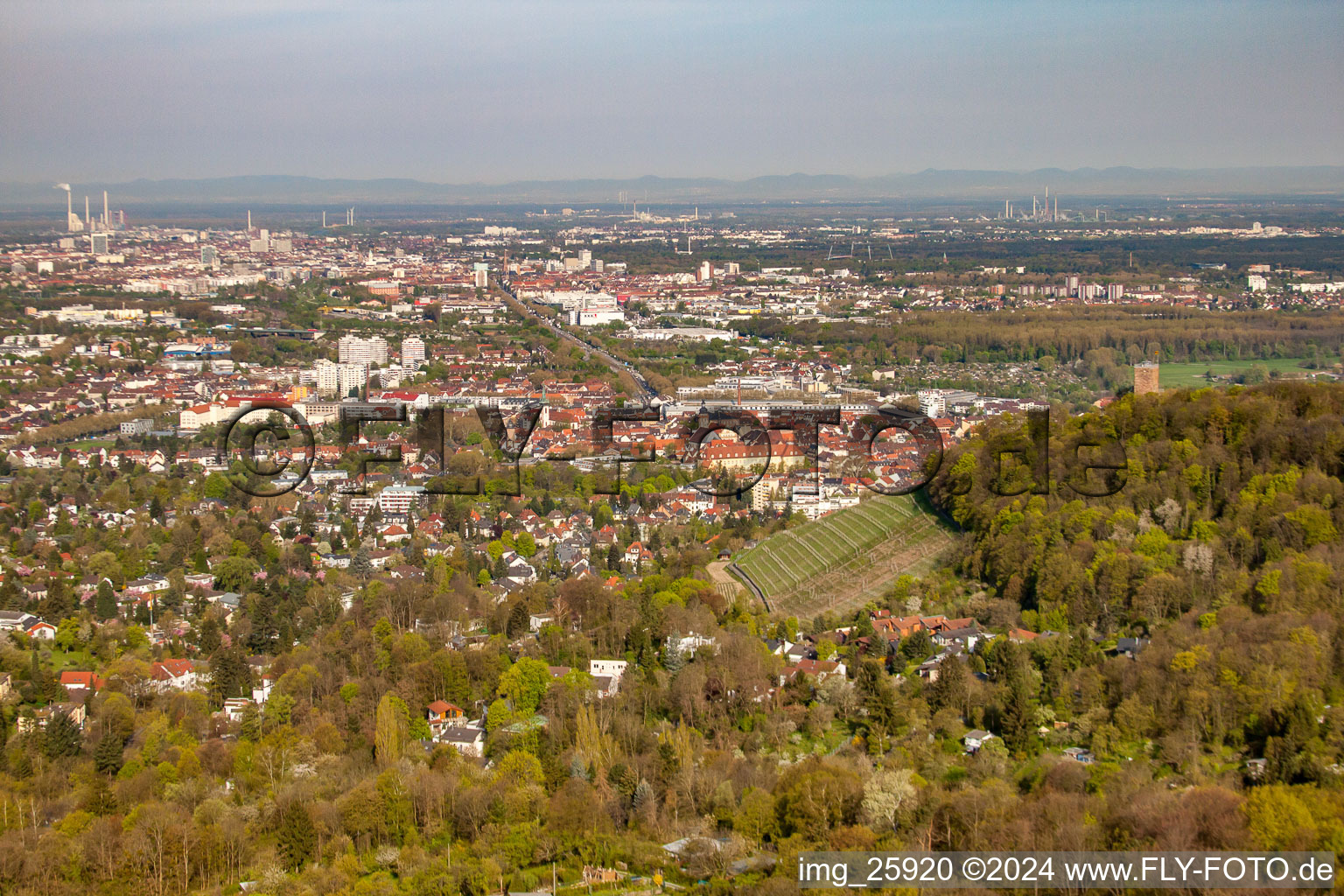 Vue aérienne de De l'est à le quartier Durlach in Karlsruhe dans le département Bade-Wurtemberg, Allemagne