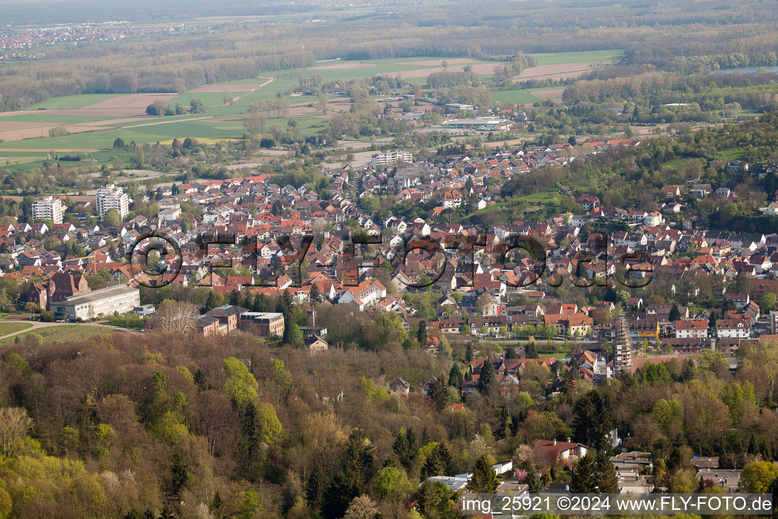 Vue aérienne de Du sud à le quartier Grötzingen in Karlsruhe dans le département Bade-Wurtemberg, Allemagne