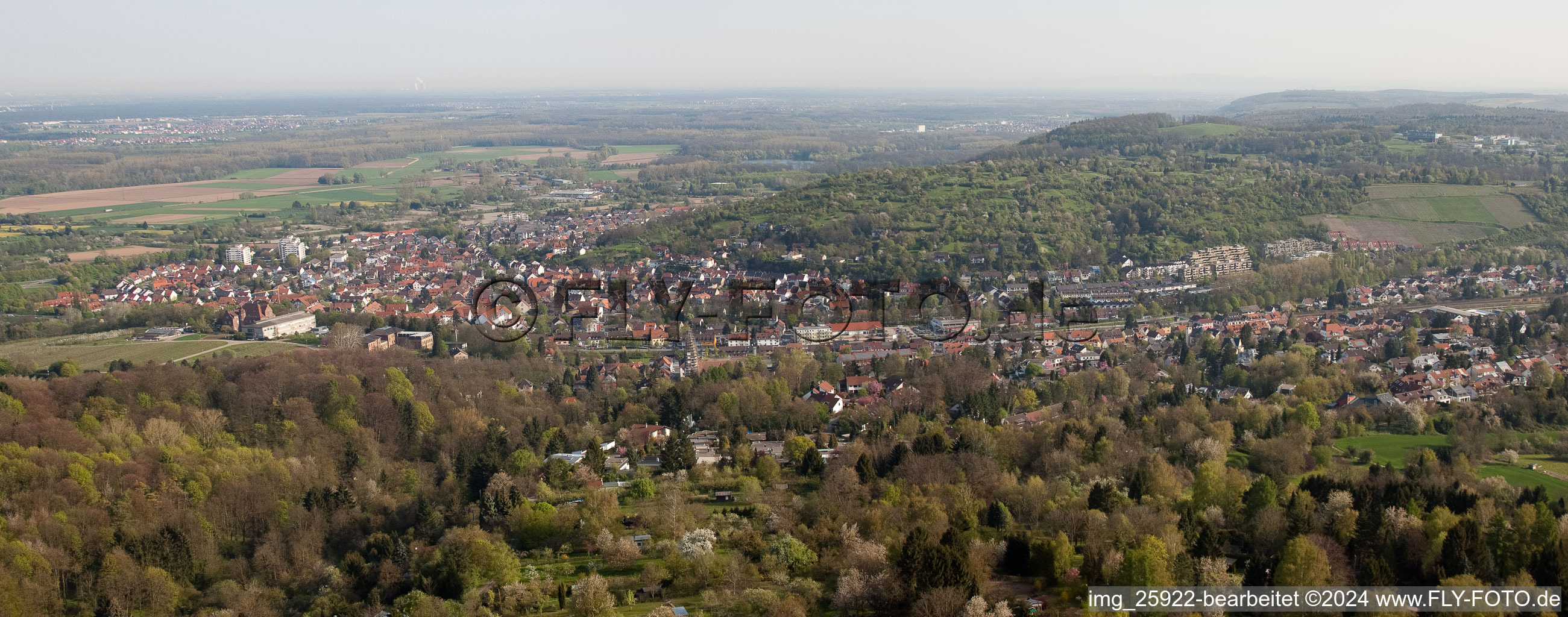 Vue aérienne de Du sud à le quartier Grötzingen in Karlsruhe dans le département Bade-Wurtemberg, Allemagne