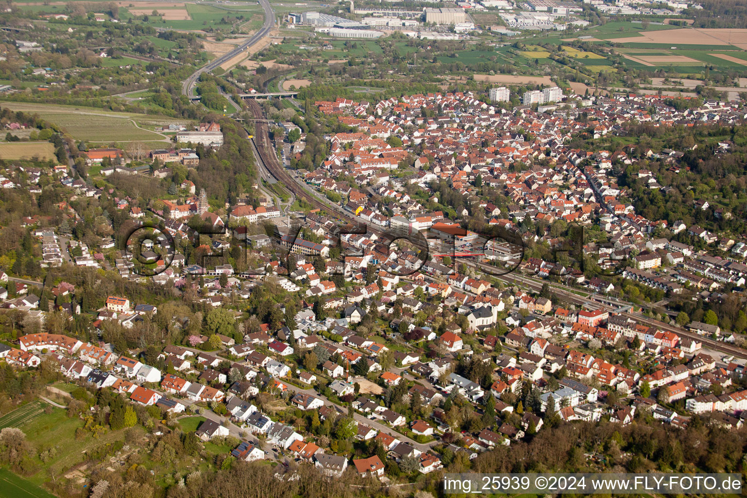 Vue aérienne de Du sud-est à le quartier Grötzingen in Karlsruhe dans le département Bade-Wurtemberg, Allemagne