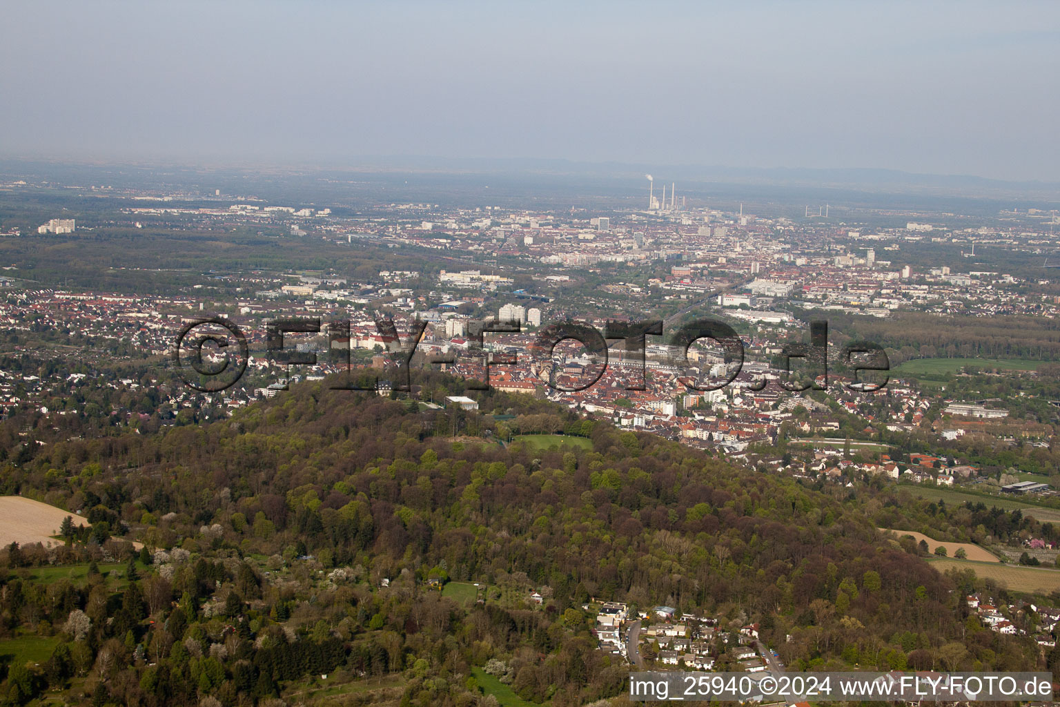 Vue aérienne de Turmberg depuis l'est à le quartier Durlach in Karlsruhe dans le département Bade-Wurtemberg, Allemagne