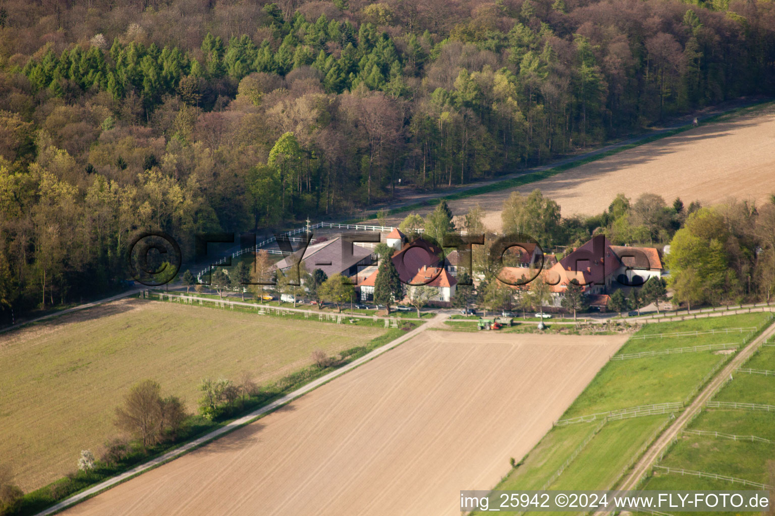 Rittnerthof à le quartier Durlach in Karlsruhe dans le département Bade-Wurtemberg, Allemagne du point de vue du drone