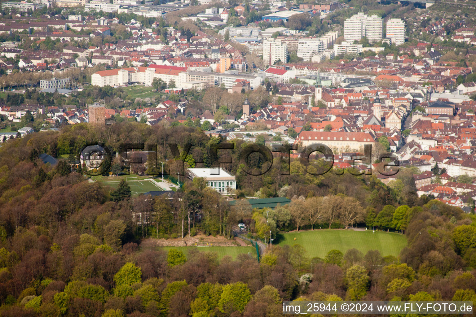 Vue aérienne de Durlach Turmberg depuis l'est à le quartier Grötzingen in Karlsruhe dans le département Bade-Wurtemberg, Allemagne