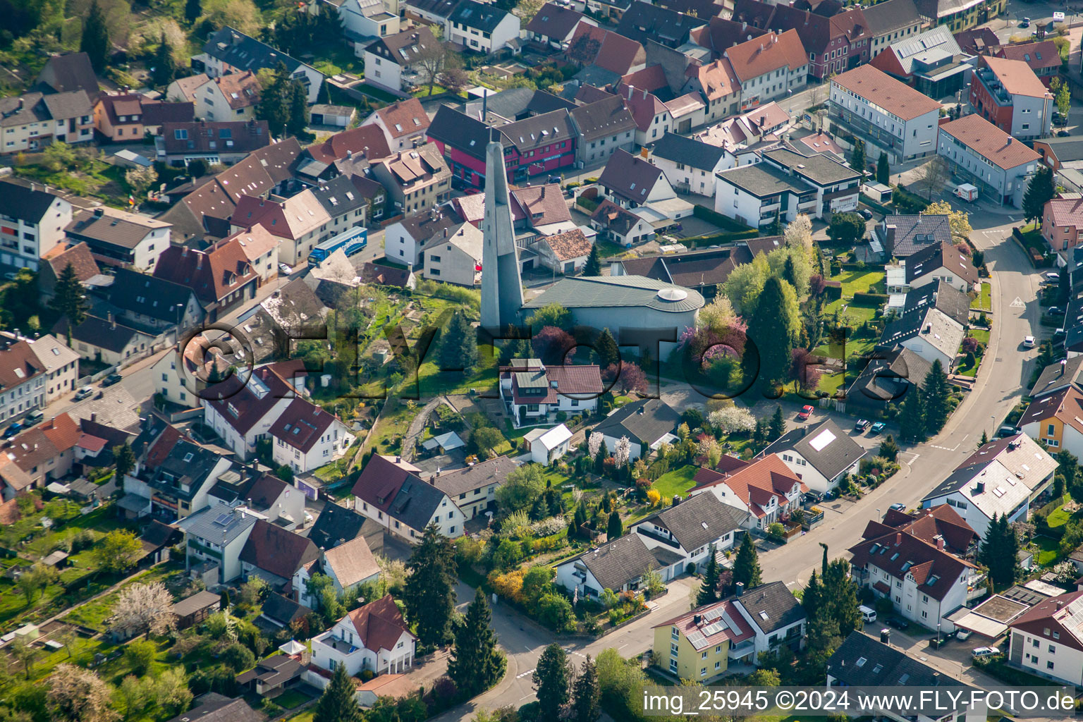 Vue aérienne de Église catholique de l'ouest à le quartier Berghausen in Pfinztal dans le département Bade-Wurtemberg, Allemagne