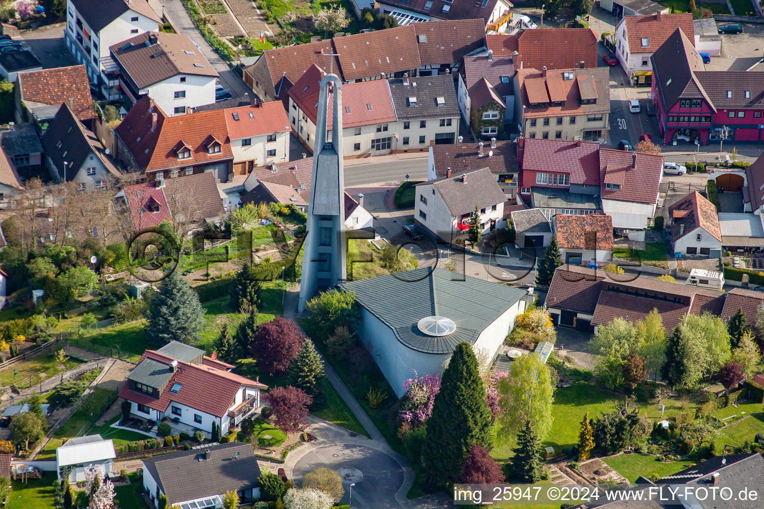 Vue aérienne de Église catholique du sud à le quartier Berghausen in Pfinztal dans le département Bade-Wurtemberg, Allemagne