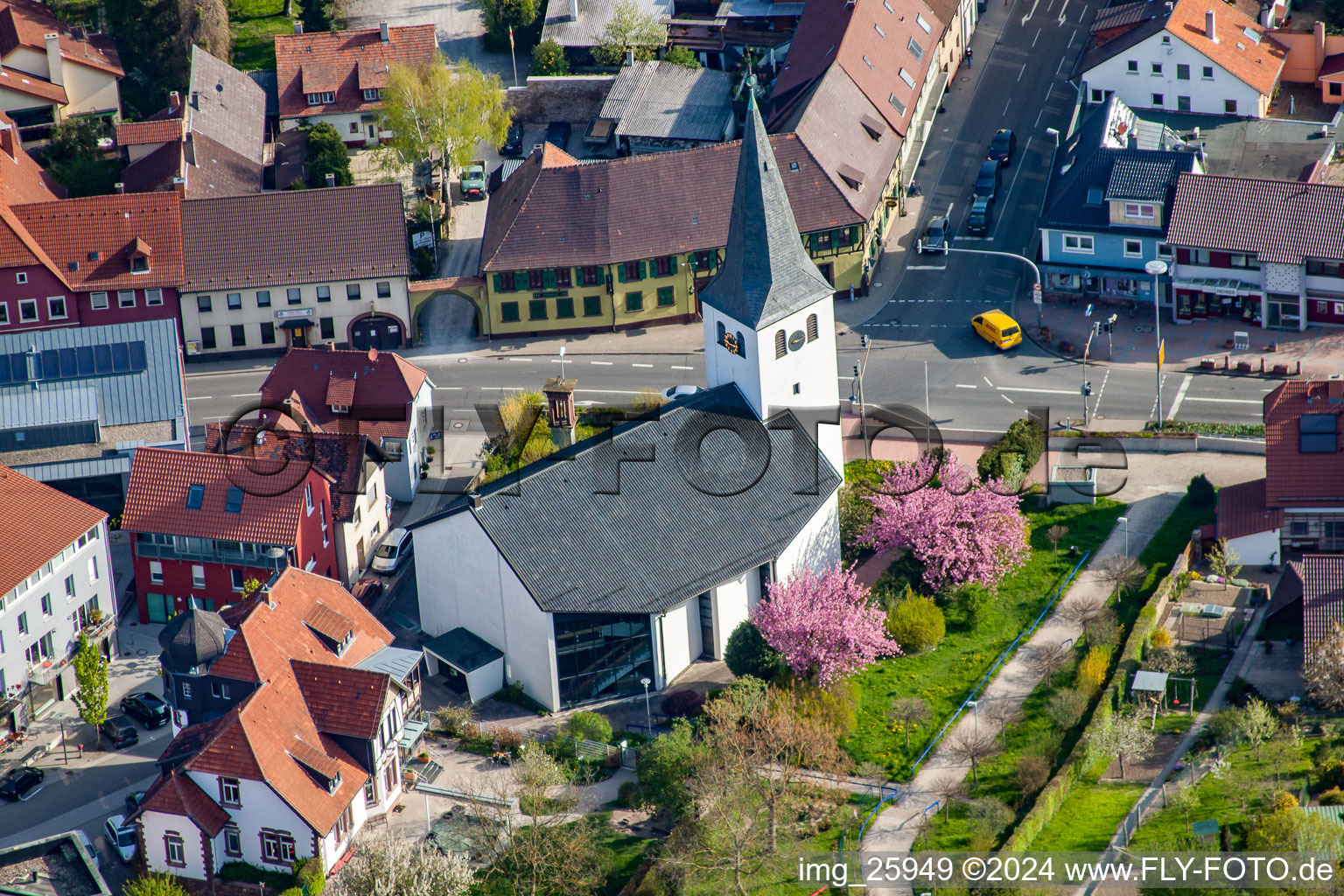 Vue aérienne de L'église Saint-Martin à le quartier Berghausen in Pfinztal dans le département Bade-Wurtemberg, Allemagne