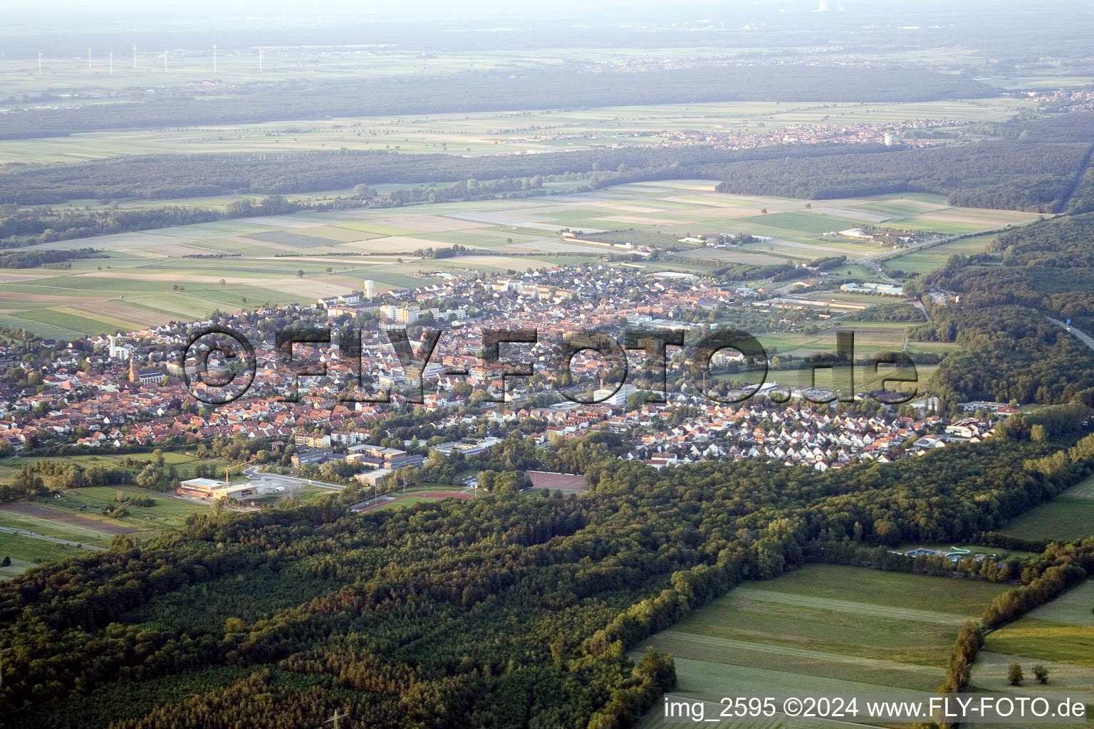 Vue d'oiseau de Du sud-ouest à Kandel dans le département Rhénanie-Palatinat, Allemagne